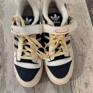 Adidas Originals Forum Low trainers in navy and white